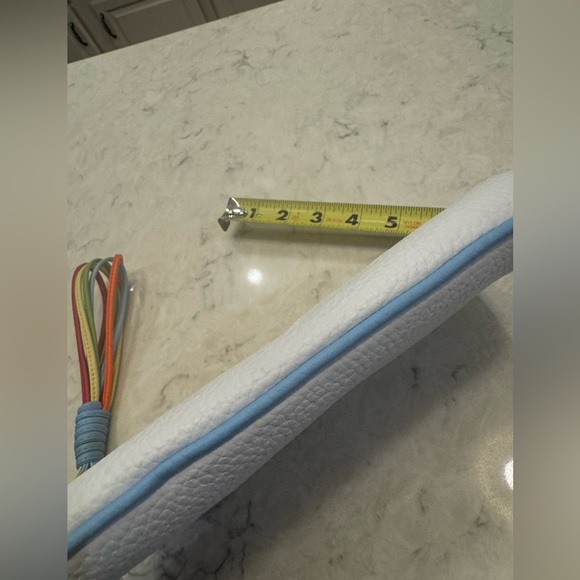 NEW pristine Carolee white leather clutch/wristlet lovely details - Picture 5 of 9